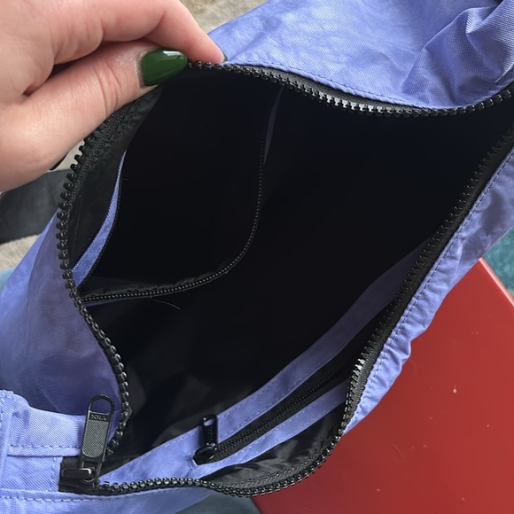 Periwinkle lavender blue medium crescent Baggu crossbody bag - Picture 4 of 4